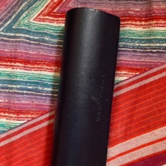 Warby Parker hard cover glasses case, hinged closure, Black. - Picture 3 of 5